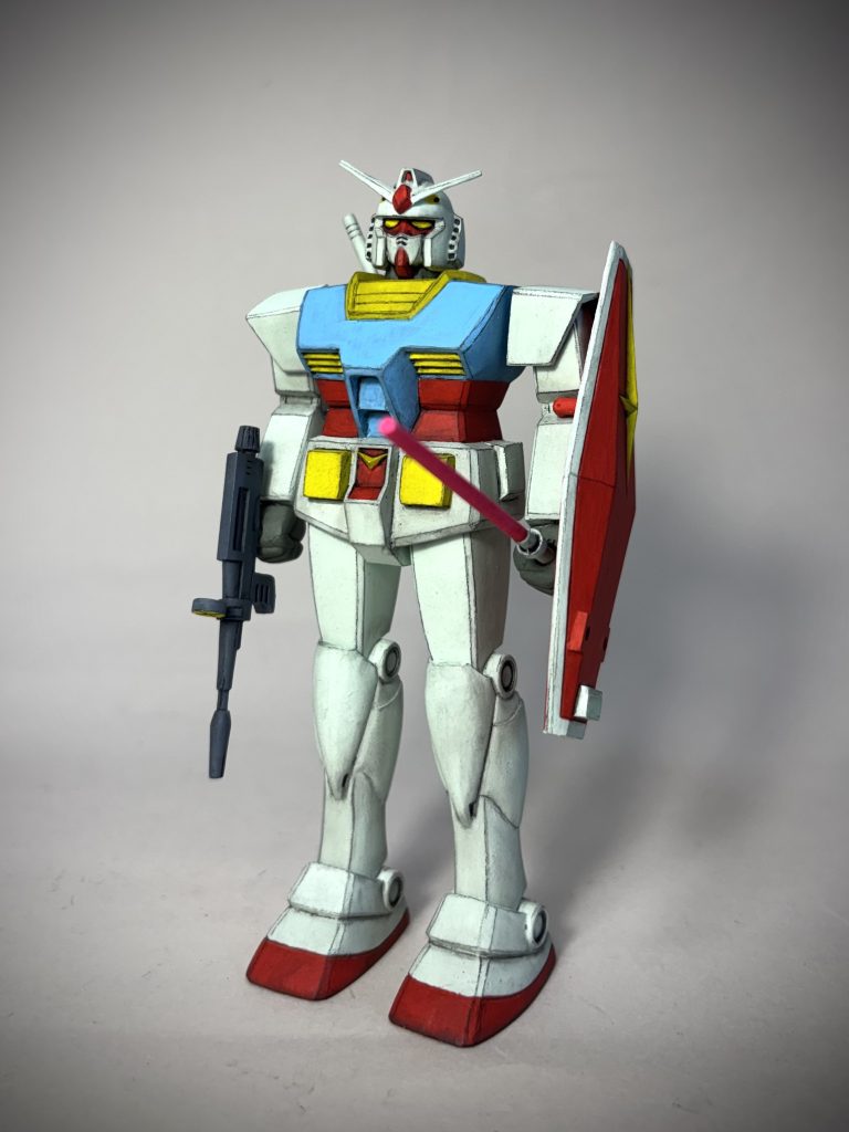 付属の武器全装備。シールドの裏は赤にしています。のぞき穴はピンバイスとデザインナイフで開口しました。プロポーションは無改造です。