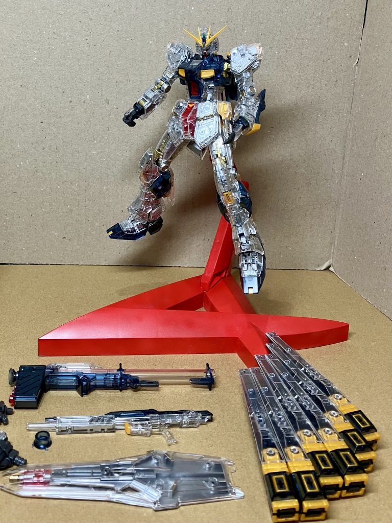 MGの台座に、ジャンクパーツを組み合わせて、いい感じの高さになるように調整しました。大変でしたが、作っていて楽しかったです。