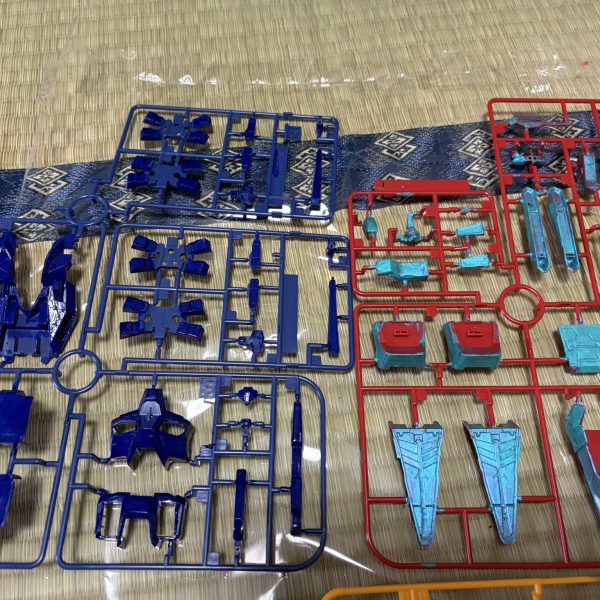 キルケーの魔女を見て、「やってみるさ！」の合言葉を貰えたので、色々やってみようとチャレンジ中。希釈もせずに、下記を筆塗り・・・・。だってやってみたいんだ！ガイアノーツ33137 [137 プリズム パステルターコイズブルーイエロー]ガイアノーツ33139 [139 プリズム パステルミントグリーンブルー]ガイアノーツGP-05 [ガイアカラープレミアムシリーズ ウルトラマリンブルー 30mL]（3枚目）