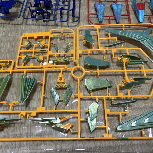 キルケーの魔女を見て、「やってみるさ！」の合言葉を貰えたので、色々やってみようとチャレンジ中。希釈もせずに、下記を筆塗り・・・・。だってやってみたいんだ！ガイアノーツ33137 [137 プリズム パステルターコイズブルーイエロー]ガイアノーツ33139 [139 プリズム パステルミントグリーンブルー]ガイアノーツGP-05 [ガイアカラープレミアムシリーズ ウルトラマリンブルー 30mL]（4枚目）