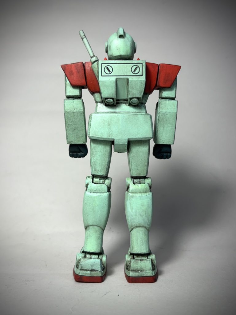 全体色はペールグリーンです。光の加減であまり目立ちませんが、ガンダムよりもさらに緑がかった感じ。