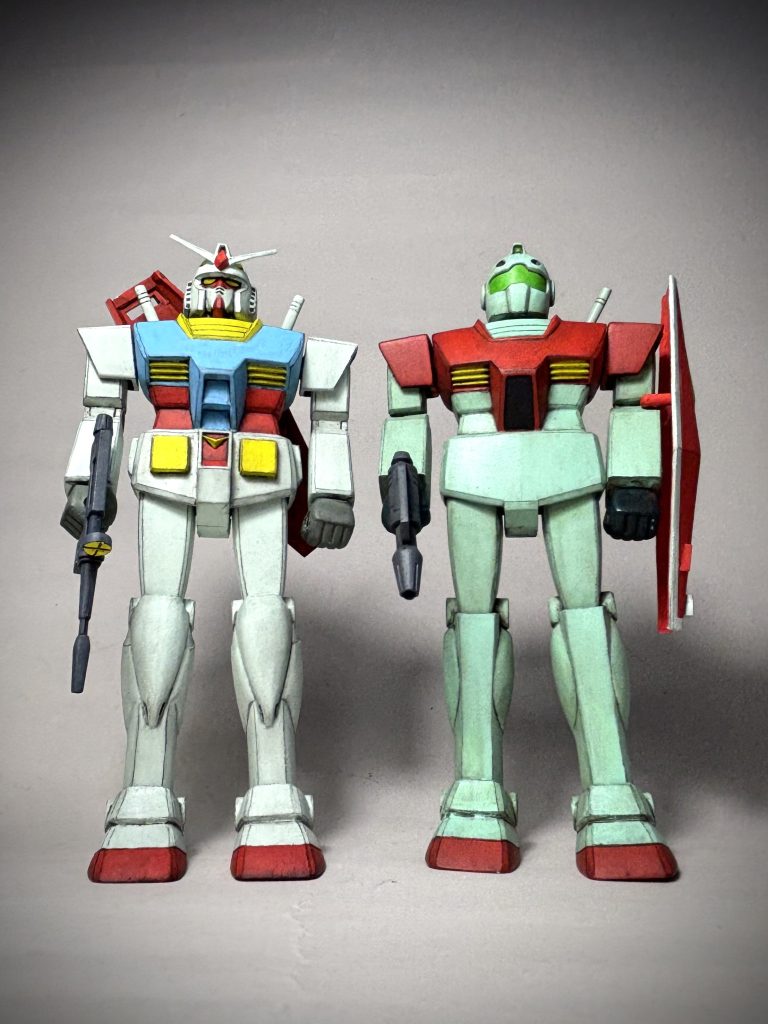 主人公機とツーショット。主人公機のデータにもとづき開発された量産型モビルスーツ。アムロがいきなりジムと呼んでいたのが、こども心にも不思議でした。