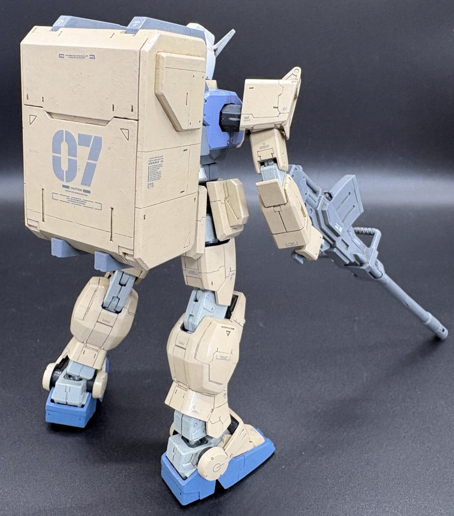 デカールの上からトップコートを吹き、1000番のヤスリで研ぎ出すことで、デカールの段差を消しています。