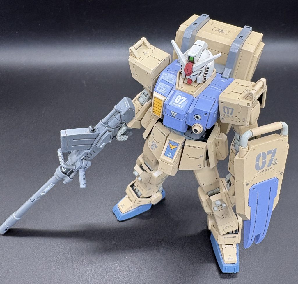 0.1mmのタガネをメインにスジボリし、Mr.ウェザリングカラー「シェイドブラウン」でスミ入れしました。グレーのデカールと相性が良く、情報量の密度が高まったと思います。