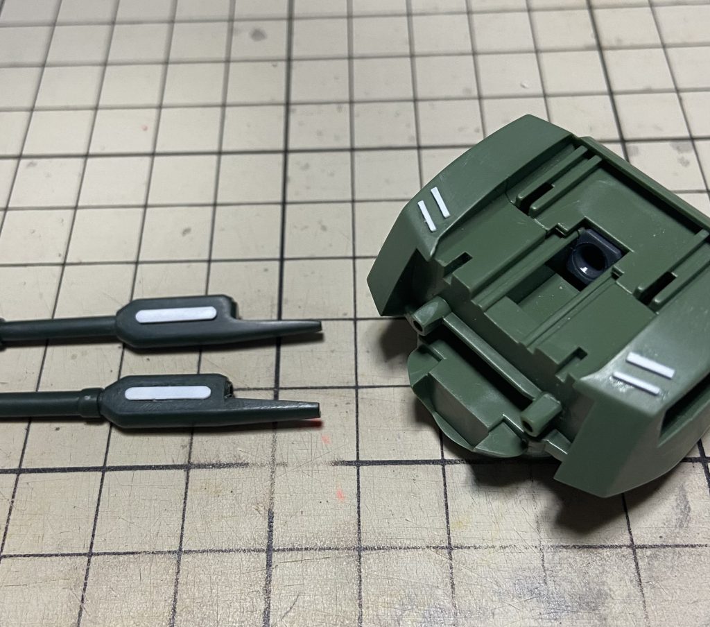 合わせ目消しで胴体肩部分のディテールを削り落としてしまった為、元のデザインと同じ様にプラ板を貼り付け、ついでにビームアックスのパーティングラインが目立つのでヤスリで平にしプラ板を貼り付け、大仕事は脛とこの辺くらいです。