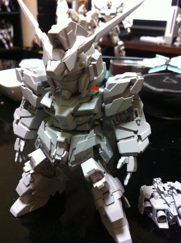 当時エアブラシも持っておらず製作スペースもありませんでした外で缶サフ吹いてサイコフレームはクレオスのメタリックグリーンの筆塗りでした外装のホワイトは缶の白サフだったと思います（笑）他の色はどう塗ったのか記憶にございません