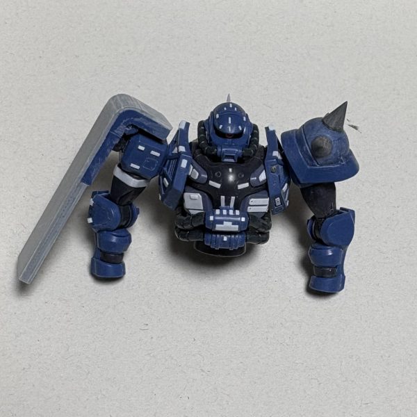 ジークアクスの軍警ザクを作り始めました。なんとも好きになれない形状...(zaku-kao4)アタシはポジティブなので、カッコいい要素を上塗りしていけば、それなりにカッコよくなるだろうと甘く見てました(zaku-kao8)AKさんみたいなディテール追加して、tーnonさんみたいな汚しをすれば良い(zaku-kao8)よし、どうにかなるだろう...&nbsp;顔つきは悪人顔でアタシ好み...『いけるやん(zaku-kao8)』なんかパーツが小さくて形状が慣れない感じ...そして小さい(zaku-kao4)これが見事な色分けになる(zaku-kao5)...さすがバンダイ(zaku-kao8)...でもさ、パイプ2本って。いったいこのパイプには何の成分が流れてるんでしょうか。静脈動脈的な⁉️...背中からお腹なら可動に影響無いだろうから、装甲にしまっておいてよね(zaku-kao8)膝は装甲にしまうと可動に影響があるって説明だった気がするんですけど(zaku-kao8)胸は出っ張ってて丸いし...ザクの胸はTの字でコックピットになってるんだぜ...こういうところはキープしてちょーよ(zaku-kao4)腕....細っそ(zaku-kao10)‼️なんか肘にカッコいいディテールあるのに、裏になるんかい⁉️もったいない(zaku-kao4)極小のバックパックにバーニアに蓋をしたみたいなのがあるけど...コレって何なの(zaku-kao1)なんて思いながら、プラ材貼り付けたり、彫ったりしてます。パトランプ捨てて、ザクっぽいシールドとスパイクアーマーに変更しときました(zaku-kao8)こっから先がですよ...あの球体(zaku-kao4)ホントにやる気無し...どうやってもカッコよくなんかならないって(zaku-kao9)まるでゴジラに破壊されるための、石油貯蔵施設やないの(zaku-kao9)さらには安全靴...(zaku-kao9)アタシはこのザクを否定したいわけじゃないんですよ(zaku-kao9)カッコいいなんて、千差万別の十人十色の桃色吐息(zaku-kao8)時代が変わればドアンザクが主役みたいになる(zaku-kao8)アタシも意固地なことばかり言ってたんじゃ、いいお爺さんになれないですから、このザクをどうにかしてカッコいいと思えるように持っていきたいと思います(zaku-kao8)大丈夫、アタシなら出来るわ(zaku-kao8)（3枚目）