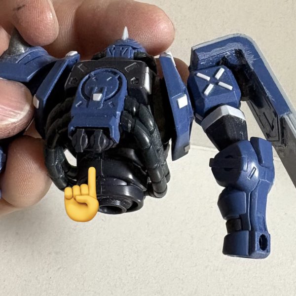 ジークアクスの軍警ザクを作り始めました。なんとも好きになれない形状...(zaku-kao4)アタシはポジティブなので、カッコいい要素を上塗りしていけば、それなりにカッコよくなるだろうと甘く見てました(zaku-kao8)AKさんみたいなディテール追加して、tーnonさんみたいな汚しをすれば良い(zaku-kao8)よし、どうにかなるだろう...&nbsp;顔つきは悪人顔でアタシ好み...『いけるやん(zaku-kao8)』なんかパーツが小さくて形状が慣れない感じ...そして小さい(zaku-kao4)これが見事な色分けになる(zaku-kao5)...さすがバンダイ(zaku-kao8)...でもさ、パイプ2本って。いったいこのパイプには何の成分が流れてるんでしょうか。静脈動脈的な⁉️...背中からお腹なら可動に影響無いだろうから、装甲にしまっておいてよね(zaku-kao8)膝は装甲にしまうと可動に影響があるって説明だった気がするんですけど(zaku-kao8)胸は出っ張ってて丸いし...ザクの胸はTの字でコックピットになってるんだぜ...こういうところはキープしてちょーよ(zaku-kao4)腕....細っそ(zaku-kao10)‼️なんか肘にカッコいいディテールあるのに、裏になるんかい⁉️もったいない(zaku-kao4)極小のバックパックにバーニアに蓋をしたみたいなのがあるけど...コレって何なの(zaku-kao1)なんて思いながら、プラ材貼り付けたり、彫ったりしてます。パトランプ捨てて、ザクっぽいシールドとスパイクアーマーに変更しときました(zaku-kao8)こっから先がですよ...あの球体(zaku-kao4)ホントにやる気無し...どうやってもカッコよくなんかならないって(zaku-kao9)まるでゴジラに破壊されるための、石油貯蔵施設やないの(zaku-kao9)さらには安全靴...(zaku-kao9)アタシはこのザクを否定したいわけじゃないんですよ(zaku-kao9)カッコいいなんて、千差万別の十人十色の桃色吐息(zaku-kao8)時代が変わればドアンザクが主役みたいになる(zaku-kao8)アタシも意固地なことばかり言ってたんじゃ、いいお爺さんになれないですから、このザクをどうにかしてカッコいいと思えるように持っていきたいと思います(zaku-kao8)大丈夫、アタシなら出来るわ(zaku-kao8)（2枚目）