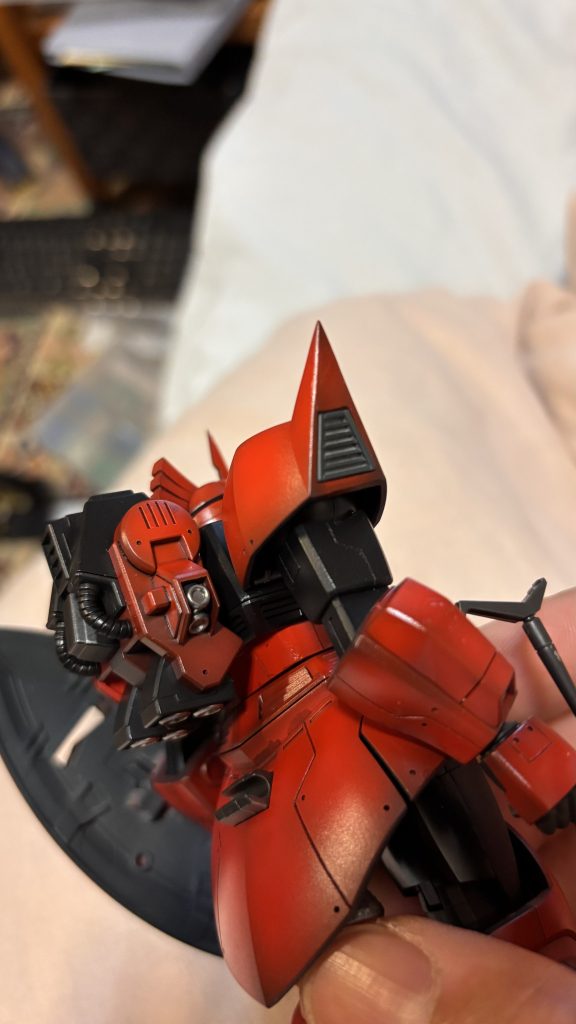 いいじゃんいいじゃんスカートなどモールド追加。ジオン系は湾曲面が多くて神経使います。