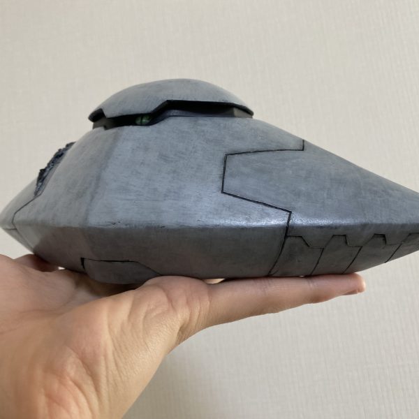 大まかな塗装と外観だけですがエレゴレラが完成しました。内部のコクピットはまだ装飾中となっています。初の大型フルスクラッチであり、かなり甘い出来となっていますが、漫画再現と思えばそこまで悪くないかな、と思っています。筆塗りの味である筆跡を残す塗装も気に入っています。トップコート未塗装。（2枚目）