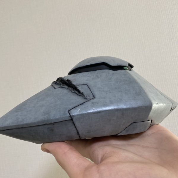 大まかな塗装と外観だけですがエレゴレラが完成しました。内部のコクピットはまだ装飾中となっています。初の大型フルスクラッチであり、かなり甘い出来となっていますが、漫画再現と思えばそこまで悪くないかな、と思っています。筆塗りの味である筆跡を残す塗装も気に入っています。トップコート未塗装。（4枚目）