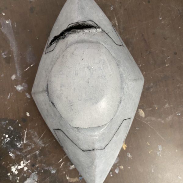 大まかな塗装と外観だけですがエレゴレラが完成しました。内部のコクピットはまだ装飾中となっています。初の大型フルスクラッチであり、かなり甘い出来となっていますが、漫画再現と思えばそこまで悪くないかな、と思っています。筆塗りの味である筆跡を残す塗装も気に入っています。トップコート未塗装。（3枚目）