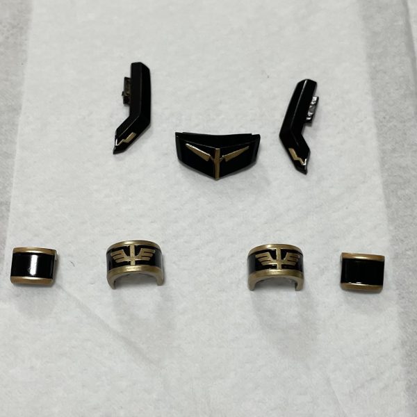 ギラ・ズールにもしもフル・フロンタルが乗ったらと妄想し製作開始。スパイクはグフカスから拝借してます。エングレービングはシナンジュをイメージしゴールドで。キャンディーレッドでテカテカにしましたが、なんとなく気に入らないのでこの後マット仕上げにします。（2枚目）