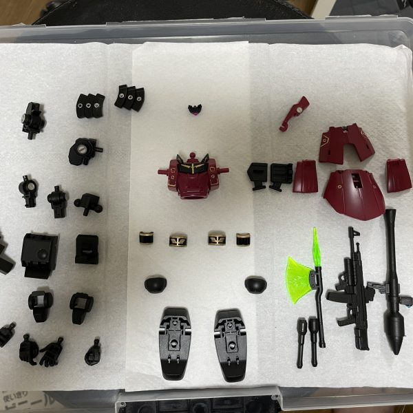 ギラ・ズールにもしもフル・フロンタルが乗ったらと妄想し製作開始。スパイクはグフカスから拝借してます。エングレービングはシナンジュをイメージしゴールドで。キャンディーレッドでテカテカにしましたが、なんとなく気に入らないのでこの後マット仕上げにします。（3枚目）