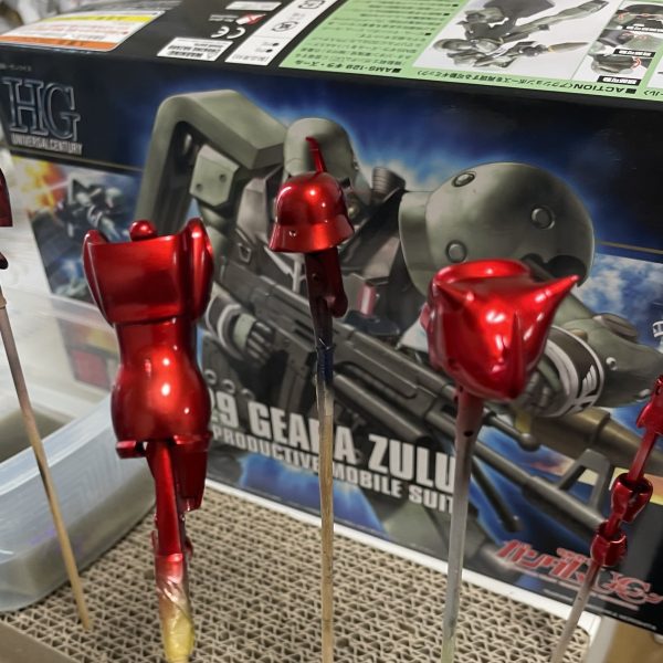 ギラ・ズールにもしもフル・フロンタルが乗ったらと妄想し製作開始。スパイクはグフカスから拝借してます。エングレービングはシナンジュをイメージしゴールドで。キャンディーレッドでテカテカにしましたが、なんとなく気に入らないのでこの後マット仕上げにします。（4枚目）