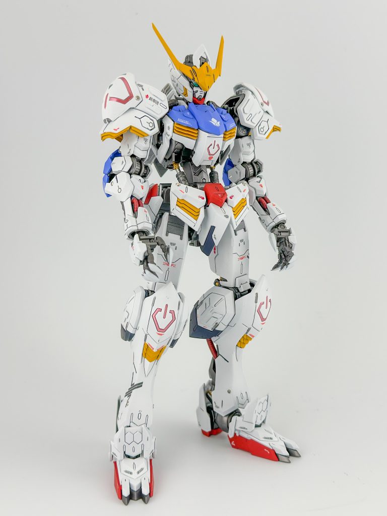 制作イメージとなる別の方の作品があり、カラーリングはそちらに寄せた形になりますがそれ以外はプロポーション等は弄らず各所ディティールアップを施しています。1番特徴的なのは指にルプスのような爪をつけて欲しいというところで、プラ棒から削り出して爪を再現しています。