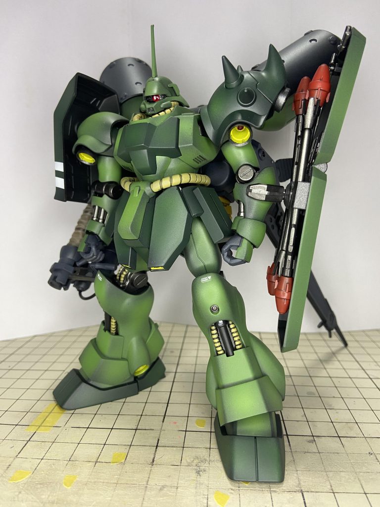 足や肩など合わせ目は全て消しました、脛のパイプや◯パーツも後ハメ加工してます。