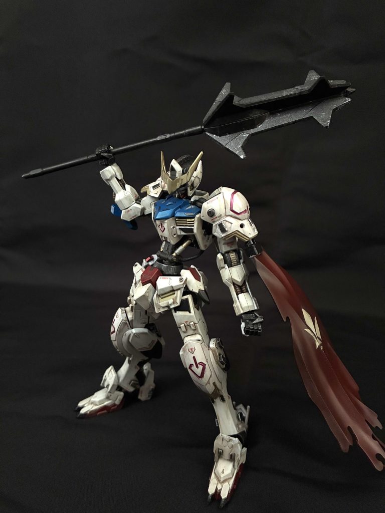 元画像　マントには鉄華団マーク　マスキングテープで切り絵して塗り分け　デカールがないなら塗装で再現すればいいのさ！ここからはアクションポーズとなっております