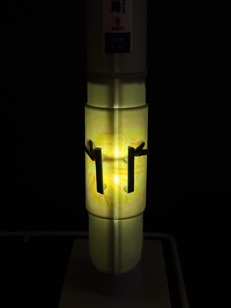 もと七色に光るミニチュアゲーミング電柱なん一筋ありける──🌈されば、マチュ、怪しと思ひて、そろりと近づき給ふ。