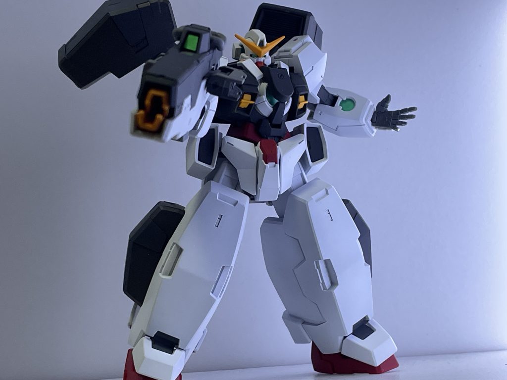 保持力はそこそこ高いキットなので、GNバズーカを片手でしっかり保持出来ます。