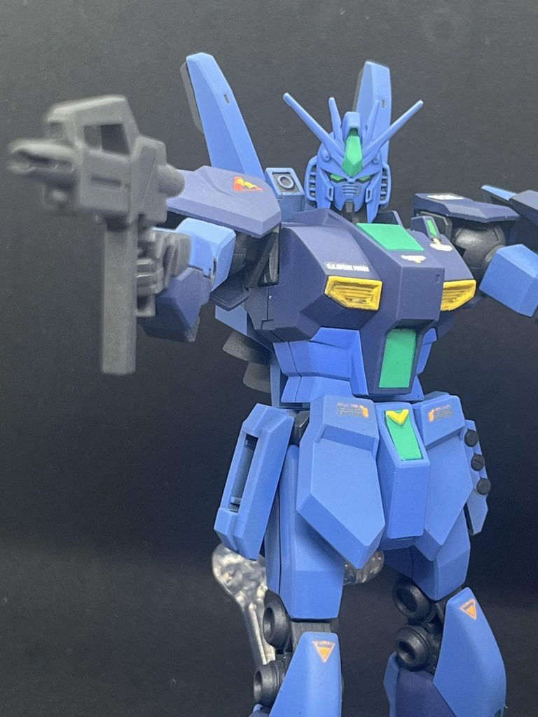 昔よく見かけた量産型νガンダムのカラーで塗装しましたが、ちょっと青が濃かったかな?