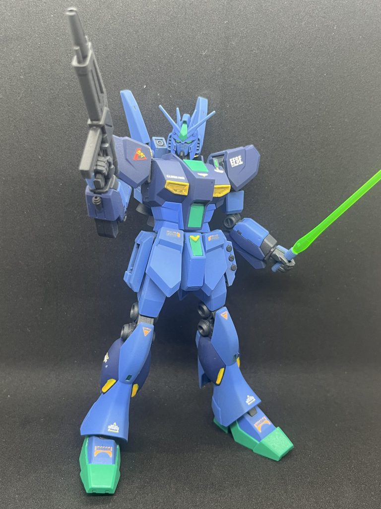 デカールを目立たない様にしたかったので、光沢を塗った後につや消しを吹いています。デカールが目立たなくったので、オススメです!