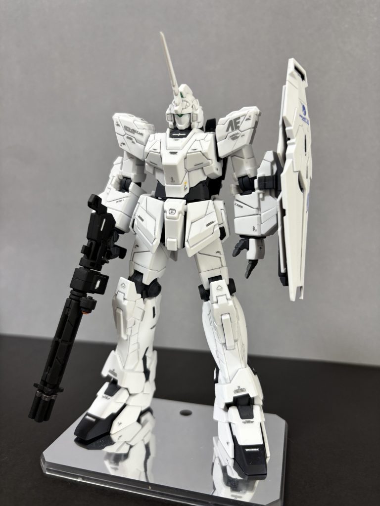 正面白は成形色で、それ以外を塗装しています。デカールはデストロイモードを参考に似たデザインのものを同じような配置で貼ってみています。