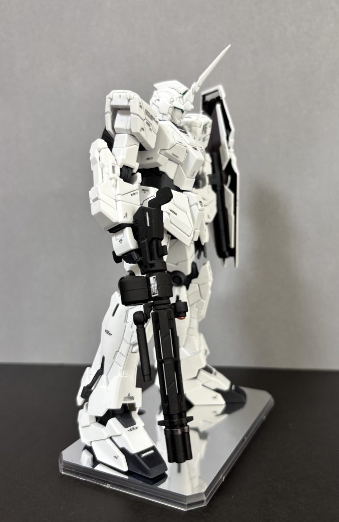 右側シールド裏まで塗ると完成度がアップするとの記事を見ましたガトリングのセンサーはHアイズを使いましたがサイズ合わずヤスリで削りまくりました、小さいのでぴょんぴょん飛んでいって大変でした笑