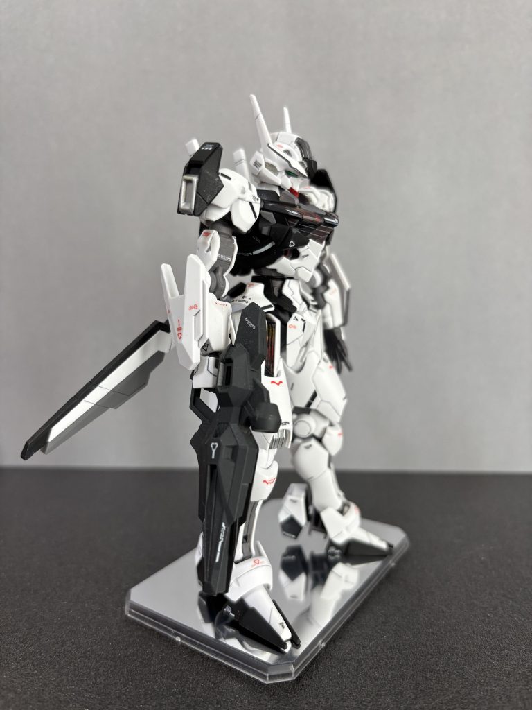 右側今回スミ入れは初のガンダムマーカー流し込みタイプを使ってみました、なんか使い心地クセになりますねコレ(gundam-kao3)