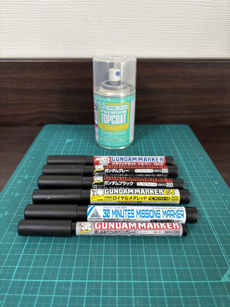 塗料ズ備忘ボディの白　成形色ボディの黒　ガンダムブラックフレーム　ガンダムグレービームライフル　30mmダークグレーシルバー部分　メタリックセットシルバーアゴ部分　ロイヤルメタレッドスミ入れ　流し込みスミ入れペン　グレークリア部を除いて艶消しトップコート&nbsp;