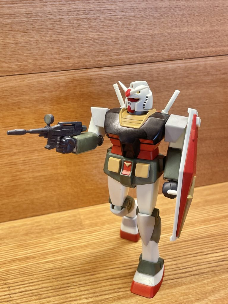 ライフルを構えるガンダム！