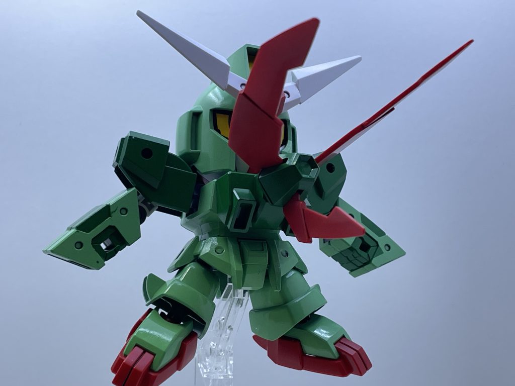 昔作ったキットなので、塗装ムラとかもありますが、そこそこの出来だと思います。SDですが、ギミック、武装が豊富なので動かしていて楽しいキットです! ご観覧いただきありがとうございました。