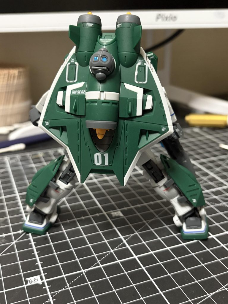 ちょっと前屈みにしないと自立しない