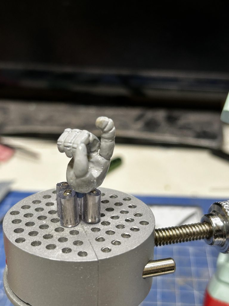 右手はエポパテから削りタジ