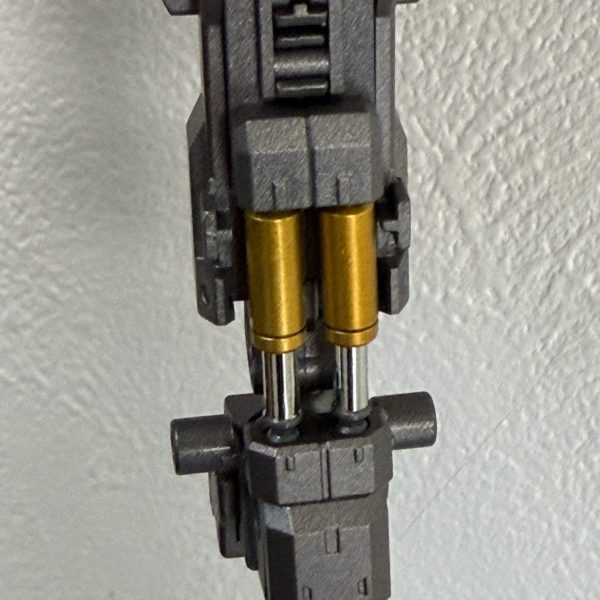 足首のシリンダーはシルバーからキャンディ塗装でゴールドに、シャフトはハセガワのミラーフィニッシュ。バイクのフロントフォークをイメージして作成。ここも完成したらほとんど見えないところなんですよねー🫥