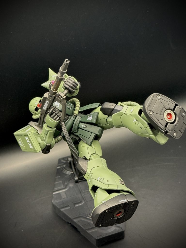 カラーはグリーン① &nbsp;ガイアのエヴァ ダークグリーン＋アメリカ空軍FS3412グリーンをベースにニュートラルグレーで調色グリーン② &nbsp;ガイアの暗緑色をベースに黒を少し加えて調色フレーム　ブラック＋ガンメタトップコート　ガイアのフラットクリアープレミアムモノアイは、「再生工場」の３Dプリンタで製作されたモノアイレールにハイキューパーツの蛍光ピンクのドームをセット動力パイプは、頭部と脚部はオリジナルを使用しましたが、胴体部分は、キットで指示されているパイプの折り曲げが綺麗に収まらないため、BOOTHで販売されている「動く背景」のロボパイプを使用しましたデカールは、ガンダムデカールやハイキューパーツ、アシタノデカール、ベルトレクス、鋼魂のデカールなどを使用