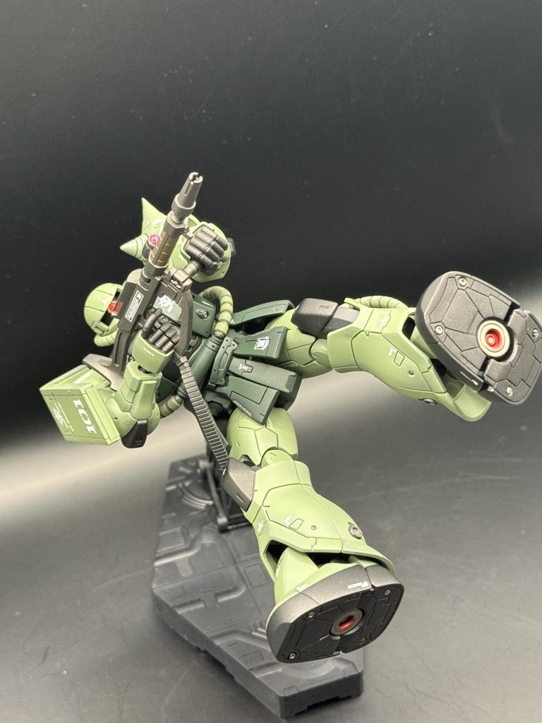 カラーはグリーン① &nbsp;ガイアのエヴァ ダークグリーン＋アメリカ空軍FS3412グリーンをベースにニュートラルグレーで調色グリーン② &nbsp;ガイアの暗緑色をベースに黒を少し加えて調色フレーム　ブラック＋ガンメタトップコート　ガイアのフラットクリアープレミアムモノアイは、市販の３Dプリンタで製作されたモノアイレールにハイキューパーツの蛍光ピンクのドームをセット動力パイプは、頭部と脚部はオリジナルを使用しましたが、胴体部分は、キットで指示されているパイプの折り曲げが綺麗に収まらないため、BOOTHで販売されている「動く背景」のロボパイプを使用しましたデカールは、ガンダムデカールやハイキューパーツ、ベルトレックス、鋼魂のデカールを使用