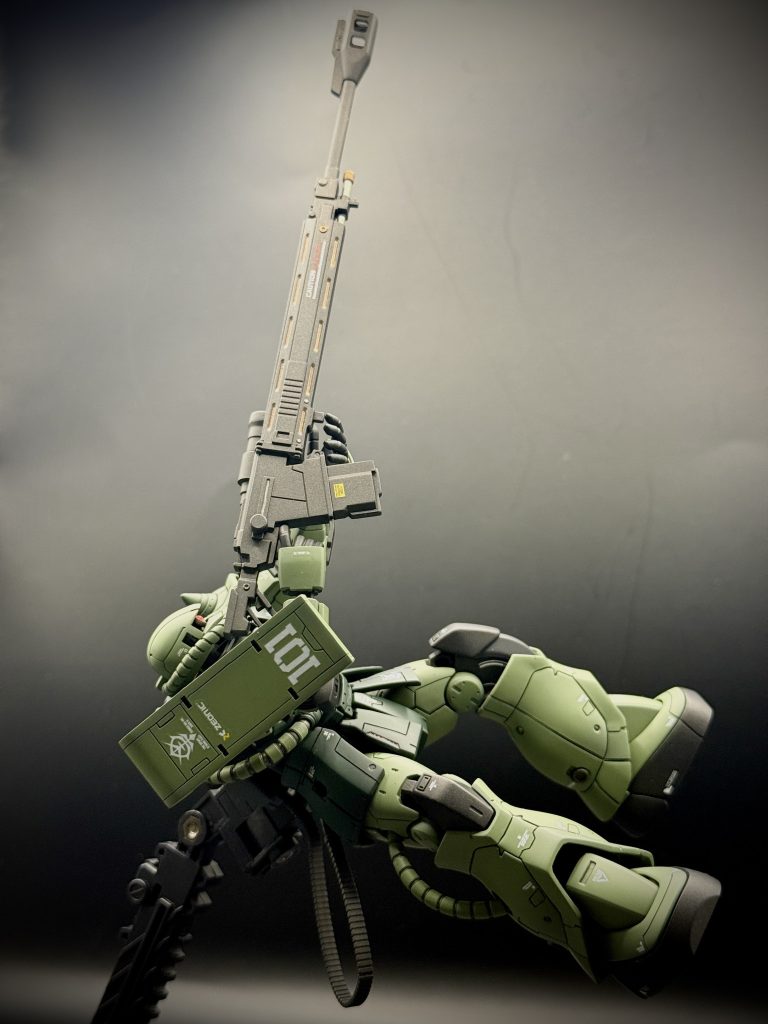 いつものように頭部や脚部にスジボリをちょこちょこ加えて、デカール増し増しで製作いつもは手を抜く武器も、対艦ライフルがカッコよかったので、今回はしっかり作りました😄