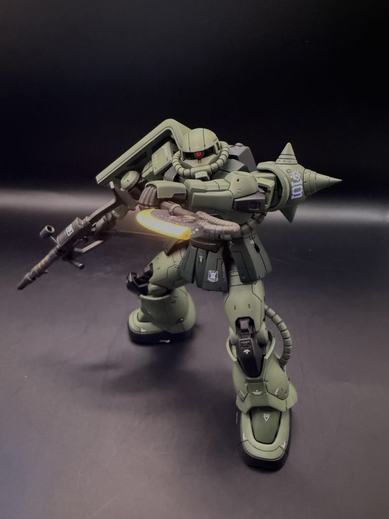 ヒートホークのブレード部分は白下地に蛍光イエローを吹いた後、蛍光レッドでグラデーションをかけました（画像はブラックライトを当てているため、塗装の様子がわかりませんね・・・）