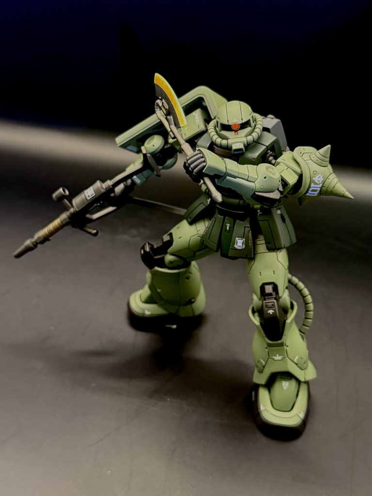 ヒートホークのブレード部分は白下地に蛍光イエローを吹いた後、蛍光レッドでグラデーションをかけました