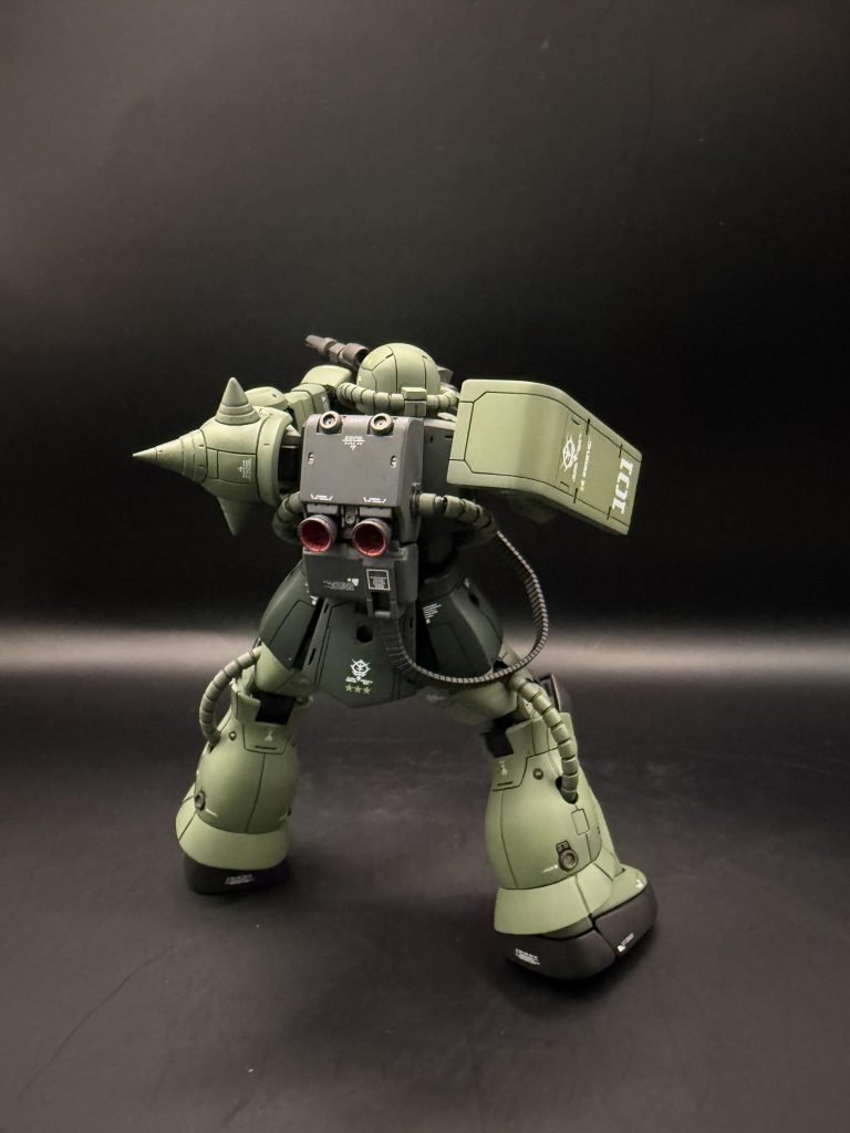 バックショットですランドセルとふくらはぎの姿勢制御スラスターには、コトブキヤの丸モールドを使ってディテールアップランドセルのメインバーニアには、あすぱら模型の火花バーニアを使ってます&nbsp;アレンジは控え目ですが、いい感じに仕上がりました😊ご覧いただきありがとうございました(zaku-kao8)