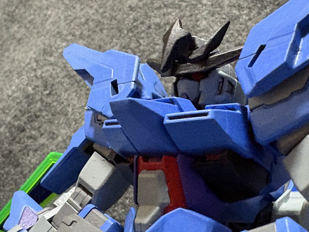 ツインアイや胸など、各所をメタリックレッドに塗装しております。本機を使用するダイバーはXラウンダーではないため、代わりに(ペイルライダーやトーリスリッターに搭載されている)SPウェポンHADESを使用して戦闘する、という設定のため各所をペイルライダーをイメージして塗装しました。