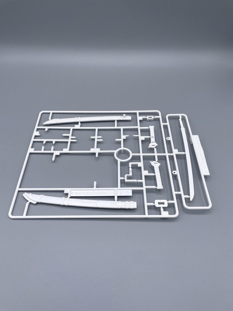 1/100アストレイシリーズということで、やっぱりついてくるコレ(笑)さすがにメッキ処理はされていませんが、ガーベラストレートが丸々一本付いてきます。　レッドの場合、刀身部分がメッキ処理されるため、ランナーがスイッチ処理され分離される訳です。ということは・・・&nbsp;　こちらが正規の手順で生まれたランナーで、はじめから金枠や緑枠でガーベラストレートをサービスする気マンマンで金型作りがなされたいた！？Σ(ﾟДﾟ)　ちょっと気前が良過ぎますねぇ。ありがとう！バンダイさん！😭　