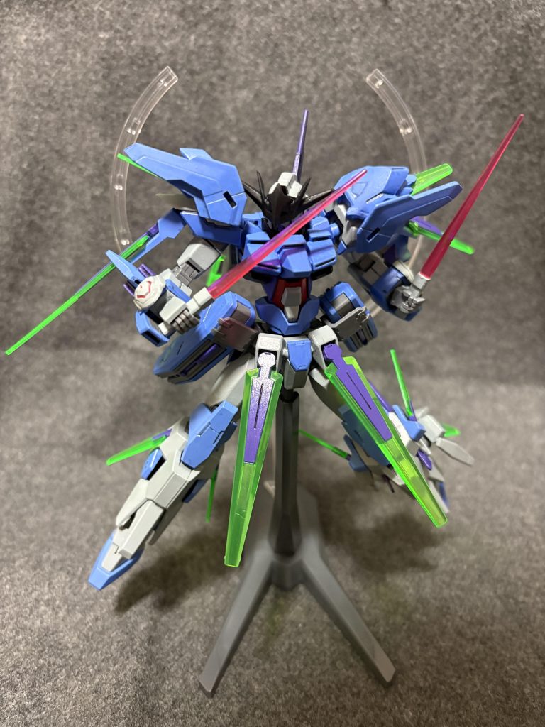 両肘にはショートビームサーベルがマウントされています。本機の特徴でもあるタイダル・マグナライフルを連射するため少しでもエネルギー消費量を抑えた結果ショートビームサーベルにしました。