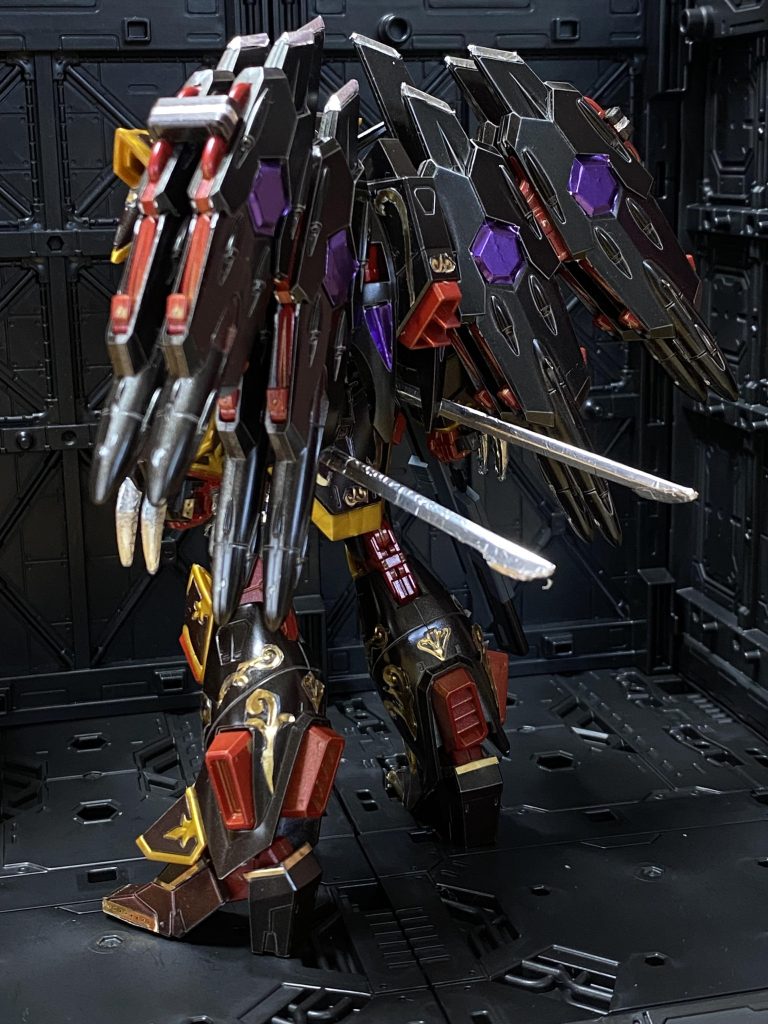 アルミ補修テープを刀身やバックパックの一部や腕パーツに使用。他にも頭部バルカンの砲身やライフルのセンサーなど、ちょいちょい使ってます。