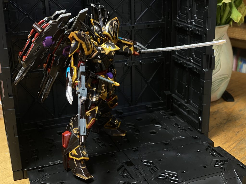 シード系のキットにしては、顔やなんかはあんまし動かない?ゲルググの時も感じましたが、割と自立が難しいキットですね。