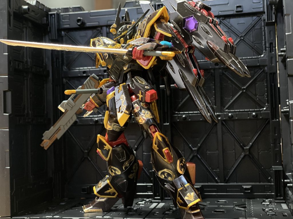 元々のゴールドパーツは綺麗だったのでそのまま、フレームのランナーのみレッドにしたのは良いチョイスでしたかね。機体名から、黒くしてみたいなーくらいに思いつきでやってますがまぁまぁ面白くはなったかなと思います。