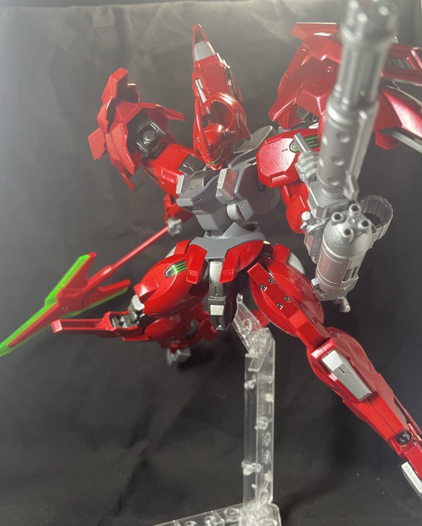 ビームガトリングガンを構えるスカーレット。水星のオプションパーツだけで作れたのですが、ライフル以外にもいろんな組み合わせができて遊びごたえがあります。こちらの写真は段ボールとLEDライト、裁縫用の布で作った簡易的なベースで撮影してますが割と良さげに映えます。