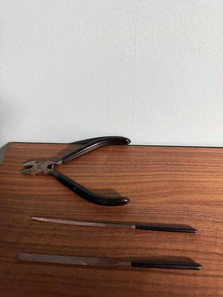 愛用の道具です。ヤスリ2本と3000円くらいのタミヤ製ニッパーです。