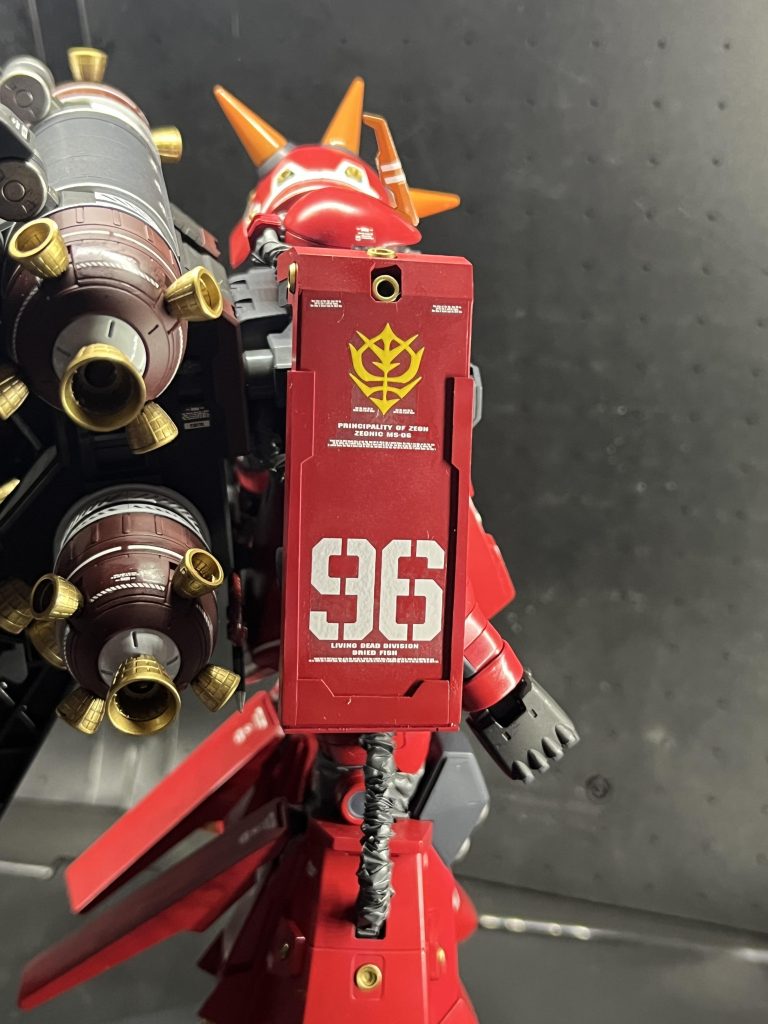 ショルダーシールドは雑誌を参考にプラ板で加工してみました。